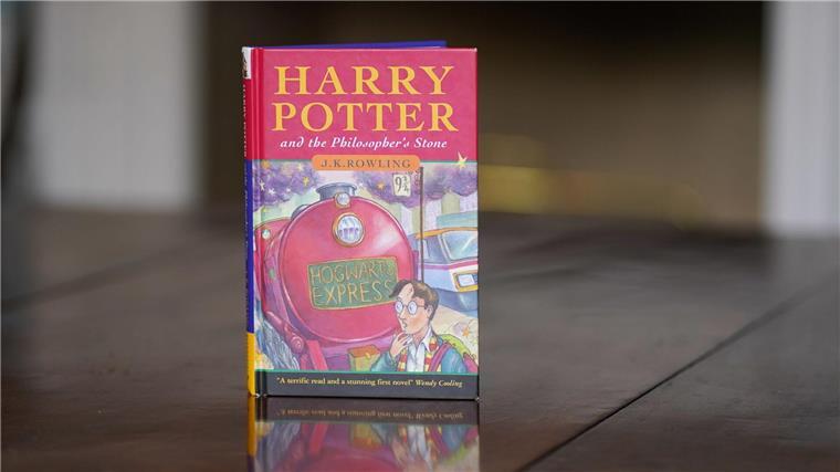 Eine tadellose Erstausgabe von J.K. Rowlings Buch „Harry Potter und der Stein der Weisen“, eine von nur 500 Exemplaren der ersten Auflage von 1997.
