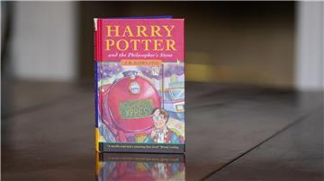 Eine tadellose Erstausgabe von J.K. Rowlings Buch „Harry Potter und der Stein der Weisen“, eine von nur 500 Exemplaren der ersten Auflage von 1997.