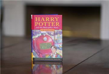 Eine tadellose Erstausgabe von J.K. Rowlings Buch „Harry Potter und der Stein der Weisen“, eine von nur 500 Exemplaren der ersten Auflage von 1997.