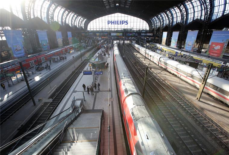 Heftige Störung nach Bahn-Angaben behoben Züge stehen im Hauptbahnhof Hamburg, nachdem der Fernverkehr in Norddeutschland zum Erliegen gekommen ist.