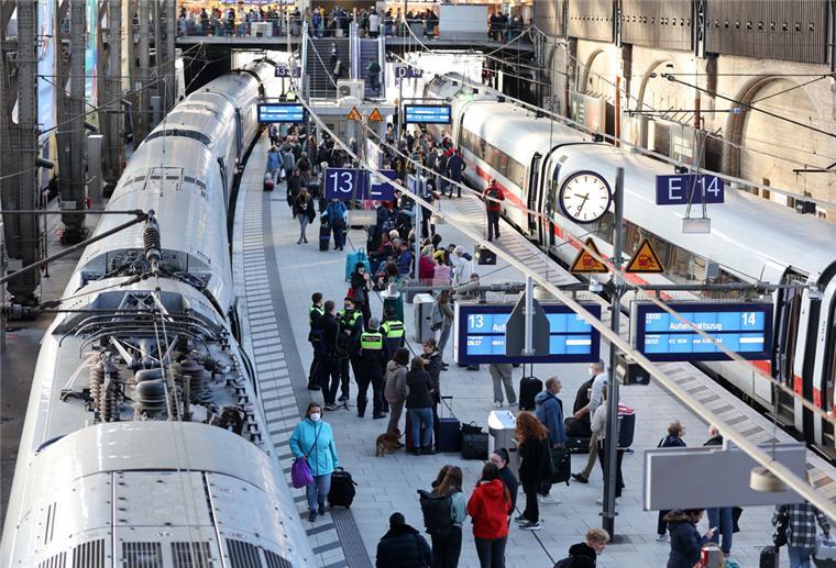 Bahn: Sabotage war Grund für Zugausfälle "Aufenthaltszug" steht im Hauptbahnhof Hamburg an Anzeigentafeln, nachdem der Fernverkehr in Norddeutschland zum Erliegen gekommen ist.