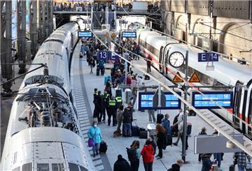 "Aufenthaltszug" steht im Hauptbahnhof Hamburg an Anzeigentafeln, nachdem der Fernverkehr in Norddeutschland zum Erliegen gekommen ist.