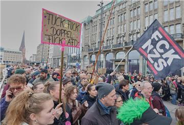Eine Teilnehmerin der Demo "Klare Kante gegen Rechts" in Hamburg hält auf dem Jungfernstieg ein Plakat mit der Aufschrift "Fuck Fuck Dopplefuck AfD".