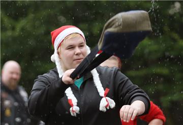 Eine Teilnehmerin vom Team Weihnachten wirft eine Handtasche bei der fünften off...