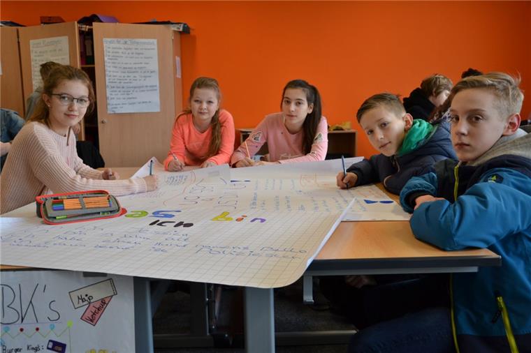 Zeven: Schüler lösen Aufgaben unter Beobachtung Eine Übung der Potenzialanalyse ist das Gestalten eines Plakates über sich und seine Hobbys. Die Schüler mussten dieses anschließend vor Klassenkameraden präsentieren.