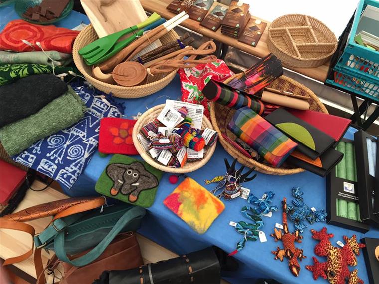 Eine umfangreiche Auswahl an Lebensmitteln, Kleidung und Geschenkartikeln – alles fair und bio gehandelt – können die Besucher auf dem Markt im Schaufenster Fischereihafen erwerben.  