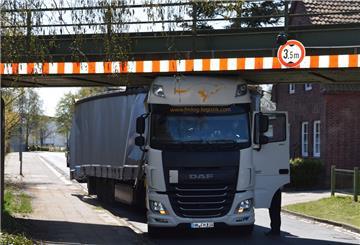 Eine Unaufmerksamkeit führte am Dienstag zu einem kuriosen Unfall in Nordenham-Einswarden. Der unglückliche Fahrer blieb unverletzt.