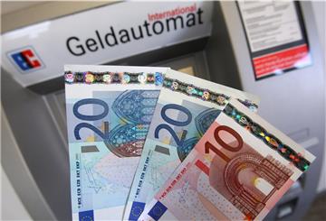 Verschiedene Banknoten, fotografiert vor dem Geldautomaten einer Sparkasse in Kaufbeuren