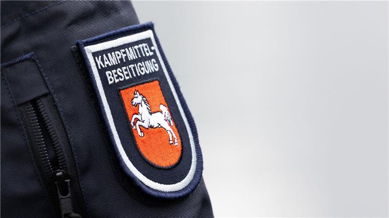 Blindgänger entschärft - 2600 Menschen können zurück Eine Uniform mit dem Abzeichen des Kampfmittelbeseitigungsdienstes Niedersachsen.
