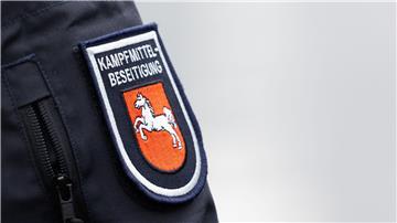 Eine Uniform mit dem Abzeichen des Kampfmittelbeseitigungsdienstes Niedersachsen.