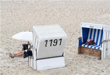 Zwei Strandkörbe an einem Strand.