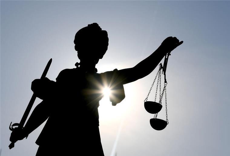 Unglaublich! Nach vier Jahren bekommt Kundin 900 Euro Mobilfunkkosten erstattet Die Göttin Justitia im Gegenlicht.