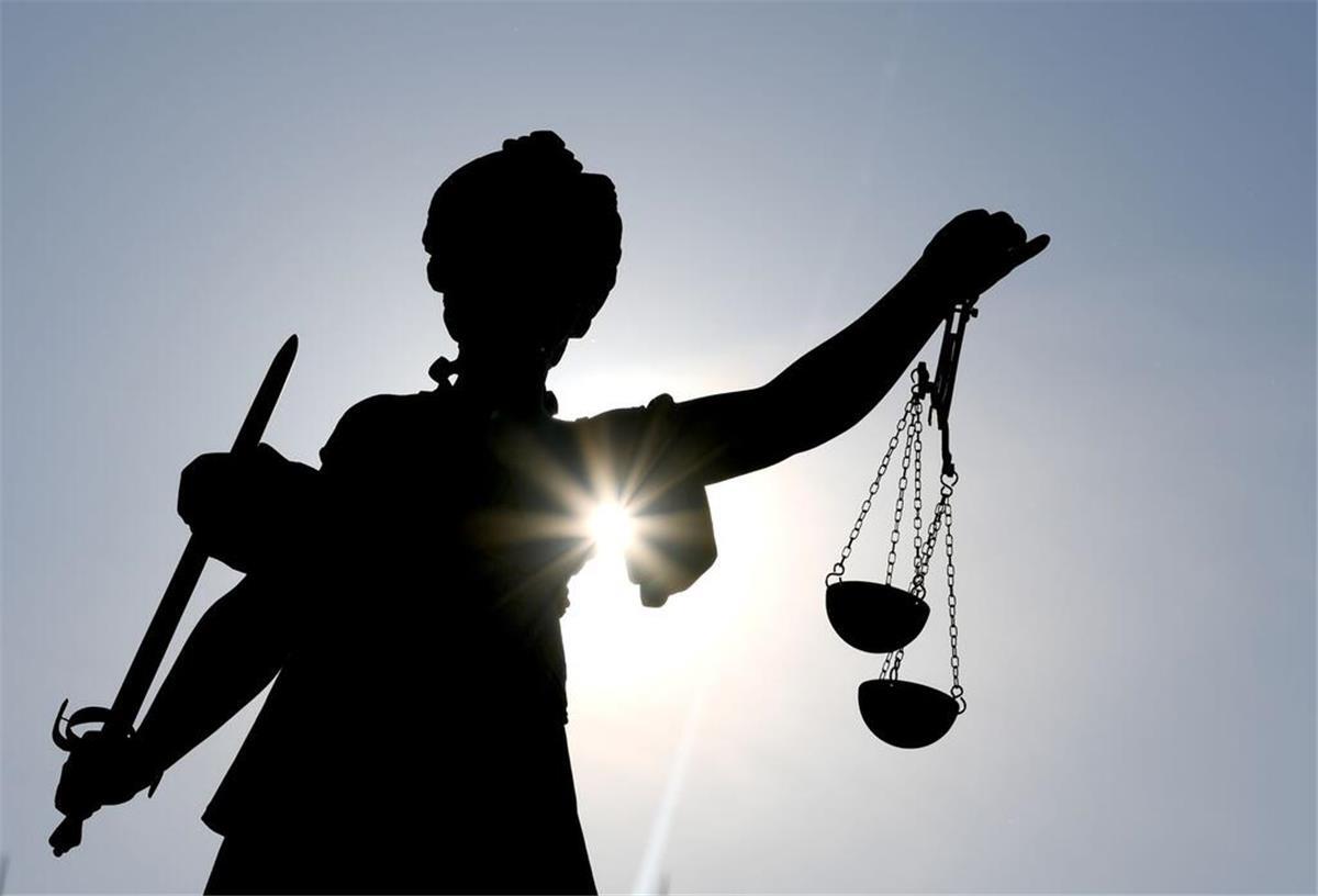 Die Göttin Justitia im Gegenlicht.