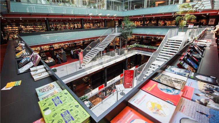 Eine Verkaufsfläche des Kulturkaufhauses Dussmann in Berlin: Hier wurden Bücher beschädigt.