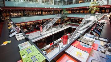 Eine Verkaufsfläche des Kulturkaufhauses Dussmann in Berlin: Hier wurden Bücher beschädigt.