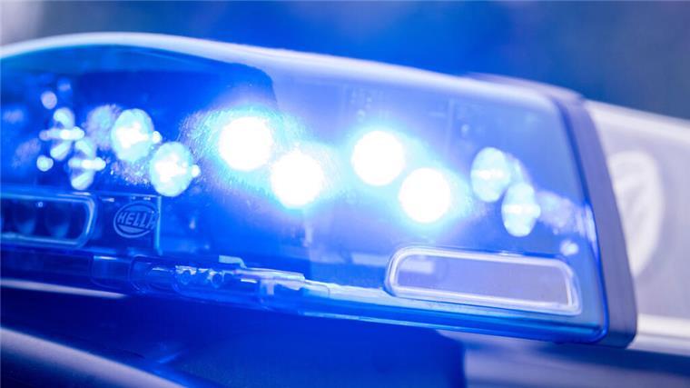 Polizei kontrolliert Frau auf E-Scooter: Fahrzeug ist gestohlen Blaulicht