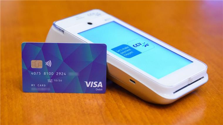 Eine VISA-Debit Karte liegt bei einer Pressekonferenz im Rathaus Hannover neben einem Lesegerät.
