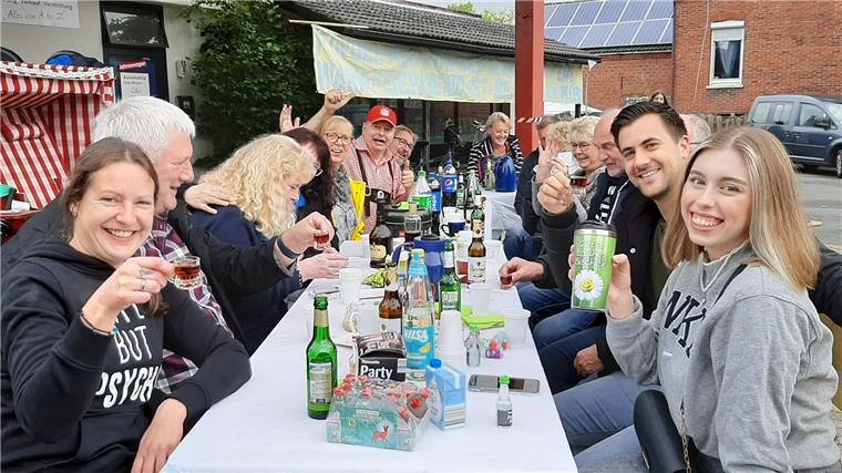 Eine von vielen kleinen Partys am Straßenrand.