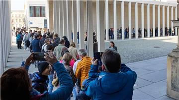 Eine Warteschlange bildete sich vor dem Eingang des Pergamonmuseums.