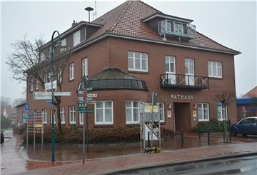Eine wechselvolle Geschichte mit einem Ursprung als Kneipe hat das Burhaver Rathaus hinter sich. In die Jahre gekommen ist das Gebäude nun sanierungsbedürftig.