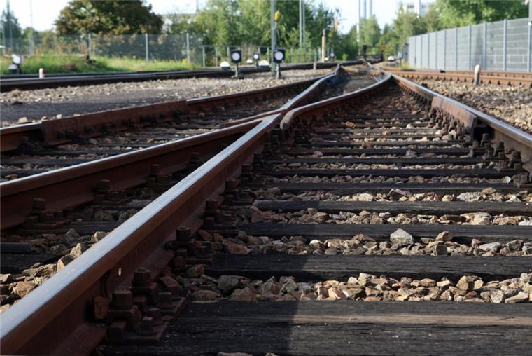 Eine Weiche wie diese soll  zwischen Bremerhaven und Loxstedt geschont werden. Wenn Lokführer an der Stelle zu schnell fahren, wird der Bahnübergang in der Hohewurther Straße sicherheitshalber geschlossen.  