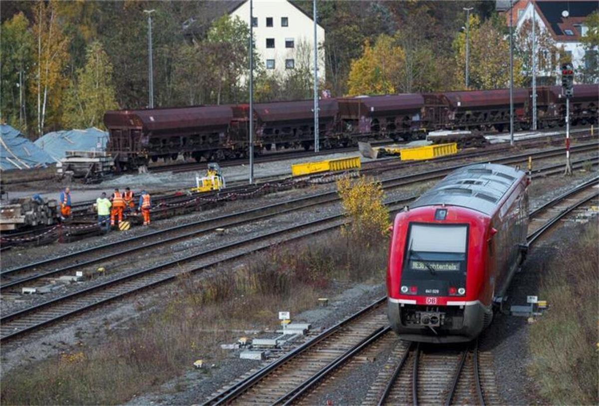 Massive Störungen auf Zugstrecke Bremen-Bremerhaven: Was Reisende wissen müssen Zug auf den Gleisen. Zwischen Bremen und Bremerhaven kommt es aufgrund einer Weichenreparatur bei Osterholz-Scharmbeck zu Zugausfällen und Verspätungen.