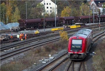 Zug auf den Gleisen. Zwischen Bremen und Bremerhaven kommt es aufgrund einer Weichenreparatur bei Osterholz-Scharmbeck zu Zugausfällen und Verspätungen. 