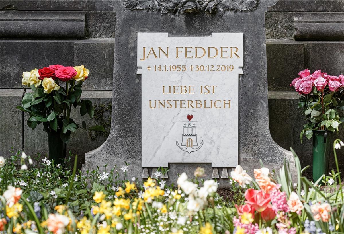 Jan Fedder: Ein Grabstein aus weißem Marmor Eine weiße Marmorplatte steht nun auf dem Grab von Jan Fedder.