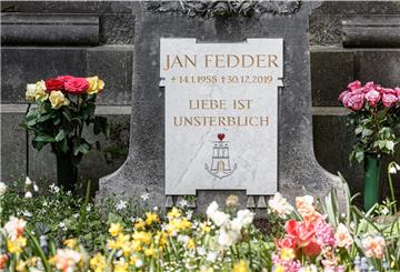 Eine weiße Marmorplatte steht nun auf dem Grab von Jan Fedder.
