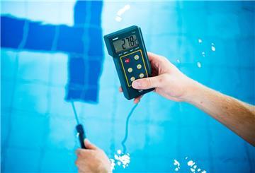 In einem Schwimmbad wird die Temperatur gemessen.