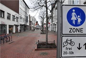 Eine weitgehend leere Fußgängerzone am Donnerstagnachmittag. Die Geschäftsleute setzen auf einen sinkenden Inzidenzwert, um wieder Kunden bedienen zu dürfen.