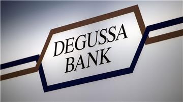 Eine Werbetafel der Universalbank „Degussa Bank“.