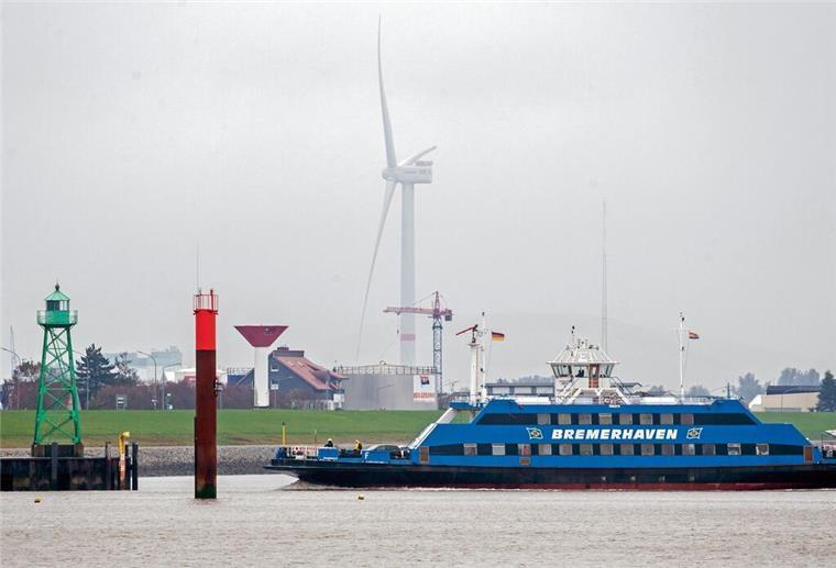 Nach wochenlangem Ausfall: Fähren zwischen Bremerhaven und Nordenham fahren wieder Eine Weserfähre ist bei trübem Wetter auf der Weser unterwegs.