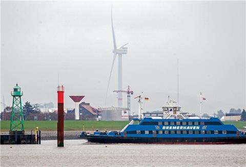 Eine Weserfähre ist bei trübem Wetter auf der Weser unterwegs.