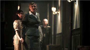 Eine wichtige Rolle bekommt in der 4. Staffel von „Das Boot“ Hannie Lessing (Rosalie Thomass), die Schwester von U-Boot-Kommandant Klaus Hoffmann (Rick Okon).