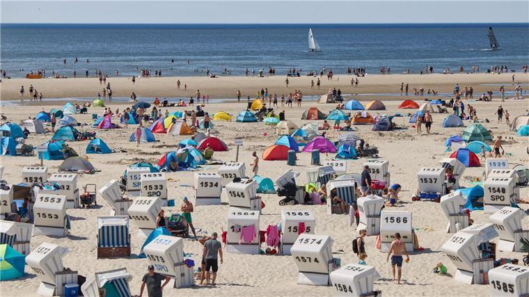 Eine Woche am Strand - oder auch nur bei Freunden - ist für viele Menschen zu teuer. (Archivbild)
