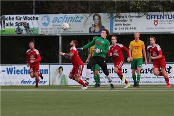 Eine Woche nach dem 2:1-Sieg im Kreisduell gegen den TSV Abbehausen musste der SV Brake (rote Trikots) einen Rückschlag im Kampf um die Meisterschaft in der Bezirksliga hinnehmen.