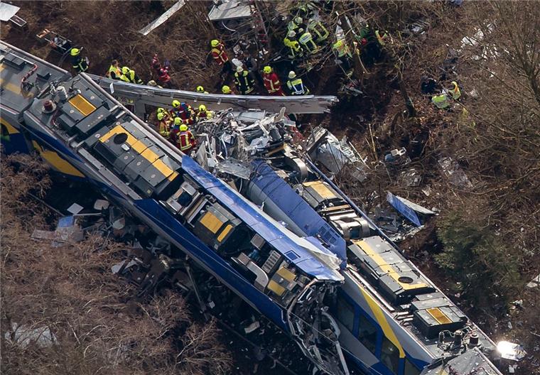 Eine Woche nach dem schweren Zugunglück bei Bad Aibling mit elf Toten haben sich die Ermittler erstmals zur Unfallursache äußern. 