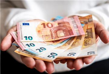 Eine Person hält mehrere Geldscheine in den Händen. Für zahlreiche Menschen gibt es monatlich einen Zuschuss von 224 Euro. 