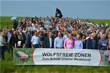 Eine wolfsfreie Zone forderten rund 300 Demonstranten auf dem Deich am Jadebusen. 