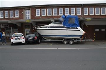 Eine Yacht ist am Mittwoch ungebremst in parkende Autos gekracht. 