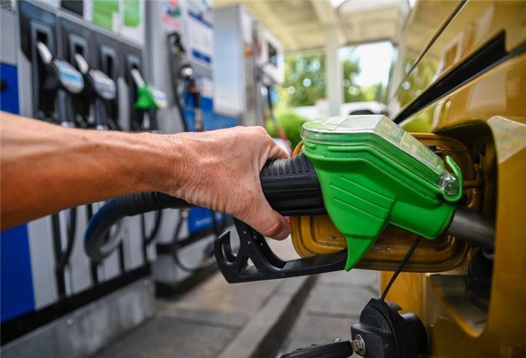 Eine Zapfsäule an einer Tankstelle (Symbolbild)