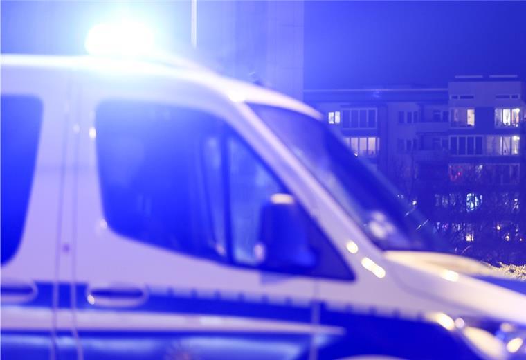 Ein Polizeifahrzeug mit Blaulicht in der Dunkelheit.