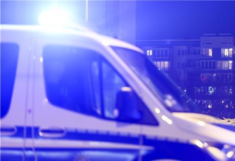 Ein Polizeifahrzeug mit Blaulicht in der Dunkelheit.