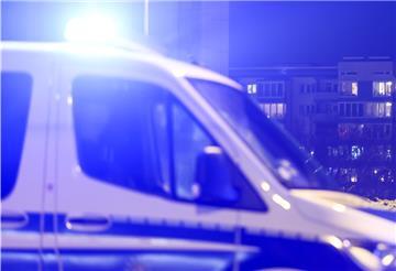 Ein Polizeifahrzeug mit Blaulicht in der Dunkelheit.