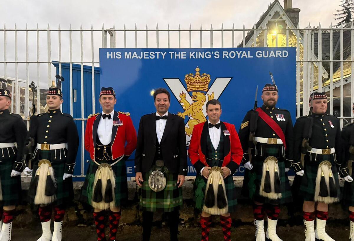 Jimmy Fallon feiert im Kilt mit Soldaten in Schottland Eine zufällige Begegnung bescherte Jimmy Fallon einen traditionell schottischen Abend.