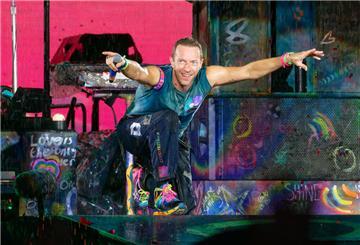 ARCHIV - 20.07.2024, Nordrhein-Westfalen, Düsseldorf: Chris Martin, Sänger der britischen Band Coldplay steht am 15.10.2024 bei einem Konzert im Rahmen der "Music of the Spheres Tour 2024" bei strömendem Regen in Düsseldorf auf der Bühne. Chris Martin ist bei einem Konzert in der australischen Metropole in eine Öffnung in der Bühne gestürzt. (zu dpa: ««Historischer Moment»: Erstmals Halbzeit-Show bei der WM») Foto: Henning Kaiser/dpa +++ dpa-Bildfunk +++