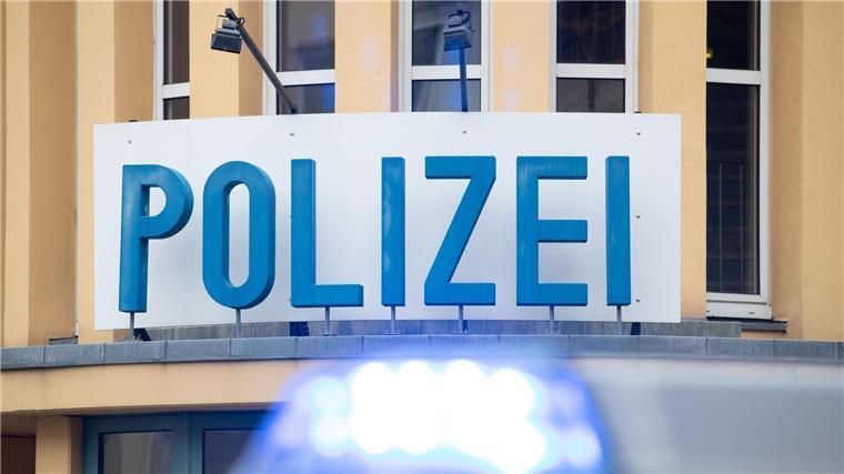 Ermittlungen gegen Prostituierte wegen versuchter Erpressung Ein Einsatzwagen der Polizei steht vor einer Dienststelle.