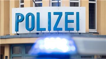 Ein Einsatzwagen der Polizei steht vor einer Dienststelle.