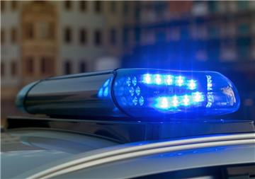 Einem 31-jährigen Autofahrer ist auf der A1 eine Leiter von der Ladefläche seines Sprinters gefallen. Die Beamten aus Sittensen konnten das Fahrzeug stoppen.